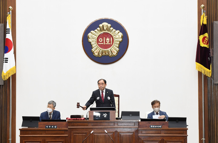 [울산=뉴시스] 박수지 기자 =울산시의회가 7일 제232회 임시회 제1차 본회의를 개최하고 있다. 2022.07.07. (사진=울산시의회 제공) photo@newsis.com *재판매 및 DB 금지