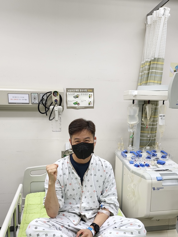 [포항=뉴시스] 이바름 기자 = 해군 6항공전단 631비행대대 교관 조종사인 이인 준위가 8일 부산의 한 병원에서 백혈병 환우를 위해 조혈모세포를 기증했다.(사진=해군 6항공전단 제공) 2022.07.08. photo@newsis.com *재판매 및 DB 금지