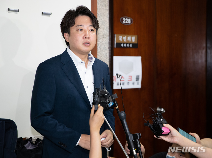 [서울=뉴시스] 김선웅 기자 = 이준석 국민의힘 대표가 지난 7월8일 오전 서울 여의도 국회 국민의힘 대회의실에서 열린 당 중앙윤리위원회에 출석해 소명을 마친 후 회의실을 나서며 입장을 말하고 있다. (공동취재사진) 2022.07.08. photo@newsis.com