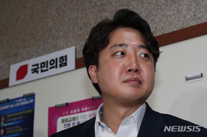 [서울=뉴시스] 김선웅 기자 = 이준석 국민의힘 대표가 8일 오전 서울 여의도 국회 국민의힘 대회의실에서 열린 당 중앙윤리위원회에 출석해 소명을 마친 후 회의실을 나서며 입장을 밝히고 있다. (공동취재사진) 2022.07.08. photo@newsis.com