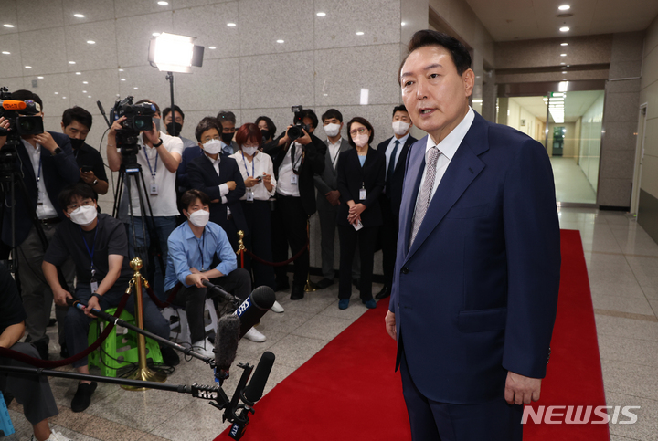 [서울=뉴시스] 홍효식 기자 = 윤석열 대통령이 지난 8일 서울 용산 대통령실 청사로 출근하며 취재진 질문에 답하고 있다. (대통령실통신사진기자단) 2022.07.08. yesphoto@newsis.com