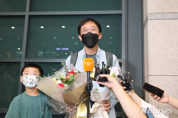 [서울=뉴시스] 김금보 기자 = 한국인 최초 필즈상을 수상한 허준이 미국 프린스턴대 교수 겸 한국 고등과학원 수학부 석학 교수가 8일 인천국제공항 제1터미널을 통해 입국, 소감을 밝히고 있다. 필즈상은 수학계의 노벨상으로 불린다. 2022.07.08. kgb@newsis.com