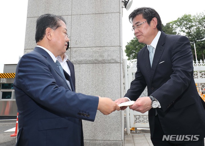 [서울=뉴시스] 국회사진기자단 = 김병주 더불어민주당 서해 공무원 사망사건 TF 단장이 8일 서울 용산구 국방부 앞에서 홍지만 대통령실 정무비서관에게 서해 공무원 사망사건 최종수사발표에 관한 대통령실(국가안보실) 개입 관련 서면질의서를 전달하고 있다. 2022.07.08. photo@newsis.com