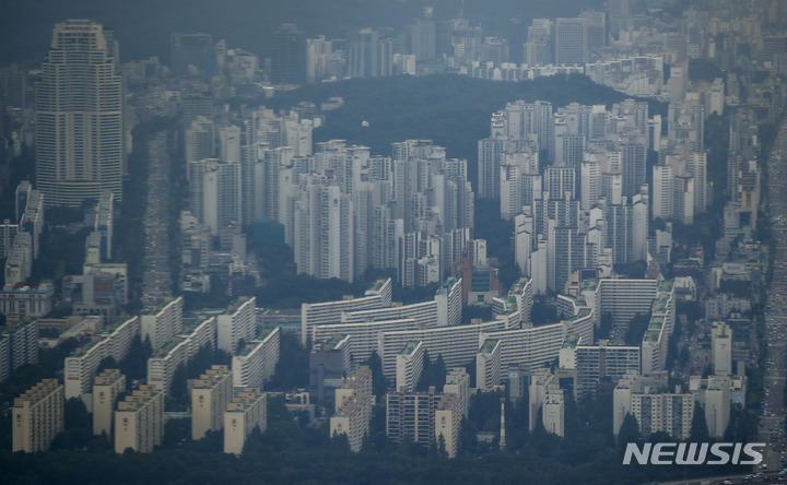 [서울=뉴시스] 정병혁 기자 = 강남구 아파트값이 4개월 만에 하락했다. 한국부동산원에 따르면이번주 서울 아파트값은 지난주와 마찬가지로 0.03% 떨어지며 6주 연속 하락세를 이어갔다. 강남구 아파트값은 0.01% 떨어진 것으로 나타났다. 강남구 아파트값이 하락한 것은 올해 3월 7일(-0.01%) 조사 이후 4개월 만이다. 사진은 8일 오후 서울 송파구 롯데월드타워 전망대 서울스카이에서 바라본 서울시내 아파트의 모습. 2022.07.08. jhope@newsis.com