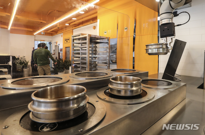 [서울=뉴시스] 김근수기자 = 코로나19 사태 이후 인건비를 줄이기 위해 무인 서비스가 증가하고 있는 8일 오후 서울시내의 한 무인 로봇 한식당에서 시민들이 주문 하고 있다. (이 사진은 해당 기사와 직접 관련이 없습니다.) 2022.07.08. ks@newsis.com