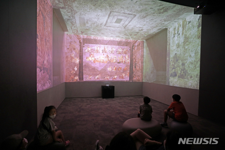 [서울=뉴시스] 박진희 기자 = 국립중앙박물관은 디지털 실감 영상관 개관 2주년을 맞이하여 ‘강산에 펼친 풍요로운 세상, 강산무진도’, ‘조선시대 초상화’를 비롯한 9종의 실감콘텐츠를 공개하고 있다. 사진은 디지털 실감 영상으로 재현한 고구려 벽화무덤. 2022.07.09. pak7130@newsis.com