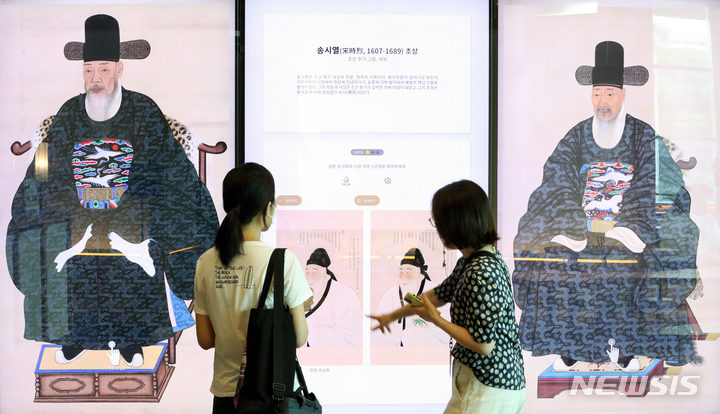 [서울=뉴시스] 박진희 기자 = 국립중앙박물관은 디지털 실감 영상관 개관 2주년을 맞이하여 ‘강산에 펼친 풍요로운 세상, 강산무진도’, ‘조선시대 초상화’를 비롯한 9종의 실감콘텐츠를 공개하고 있다. 사진은 ‘터럭 하나라도 틀리면 사람이 아니다’라는 관념 하에 인물의 내면과 외면의 실체를 사실적으로 표현한 조선시대 초상화를 주제로 선보이는 인터렉티브 실감 콘텐츠이다. 2022.07.09. pak7130@newsis.com