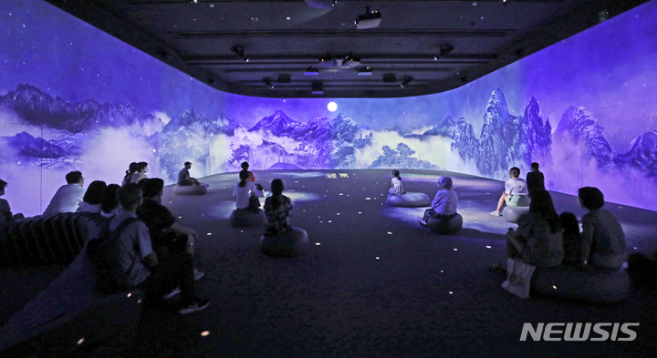 [서울=뉴시스] 박진희 기자 = 국립중앙박물관은 디지털 실감 영상관 개관 2주년을 맞이하여 ‘강산에 펼친 풍요로운 세상, 강산무진도’, ‘조선시대 초상화’를 비롯한 9종의 실감콘텐츠를 공개하고 있다. 사진은 디지털 실감영상관 1관에서 볼 수 있는 '금강산에 오르다' 실감 콘텐츠이다. 영상 투사를 바닥면 전체로 확대하고 음원의 서라운드 연출을 보강하여 콘텐츠의 몰입도와 완성도를 높여 관람객을 맞이하고 있다. 2022.07.09. pak7130@newsis.com