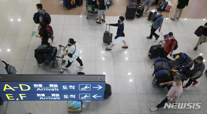 [서울=뉴시스] 김금보 기자 = 8일 인천국제공항 제1여객터미널 국제선 입국장이 활기를 찾아가고 있다. 인천국제공항공사는 여름휴가 성수기 기간동안 인천국제공항을 이용하는 여객 수가 작년에 비해 약 800% 증가할 것으로 전망하고, 성수기 특별교통대책 시행 방침을 밝혔다. 2022.07.08. kgb@newsis.com