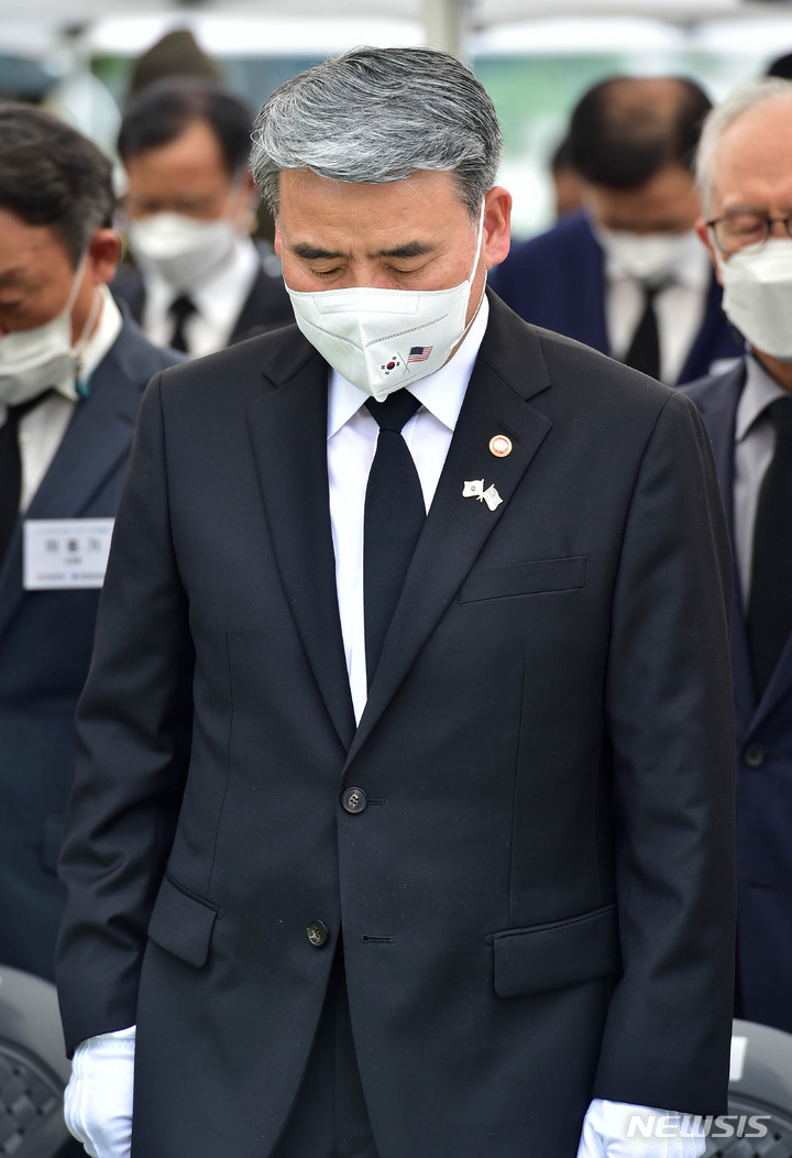 [칠곡=뉴시스] 이무열 기자 = 이종섭 국방부 장관이 8일 오전 경북 칠곡군 가산면 다부동전적기념관에서 열린 고(故) 백선엽 장군의 2주기 추모행사에서 묵념을 하고 있다. 2022.07.08. lmy@newsis.com