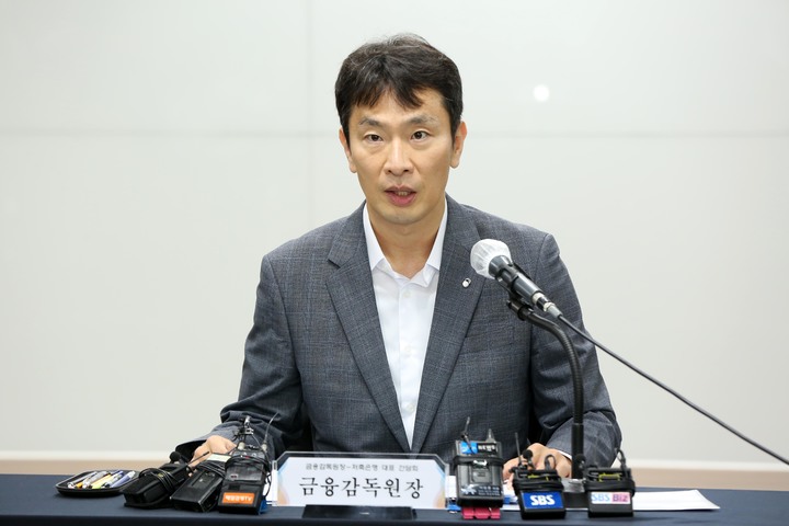 [서울=뉴시스] 이복현 금융감독원장이 8일 서울 마포구 저축은행중앙회에서 열린 저축은행 CEO 간담회에 참석해 발언하고 있다. (사진=금융감독원 제공) 2022.07.08. photo@newsis.com *재판매 및 DB 금지