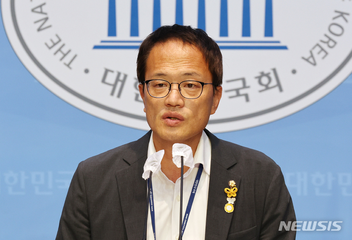 [서울=뉴시스] 김선웅 기자 = 박주민 더불어민주당 의원이 8일 서울 여의도 국회 소통관에서 기자회견을 열고 당 대표 출마를 선언하고 있다. (공동취재사진) 2022.07.08. photo@newsis.com