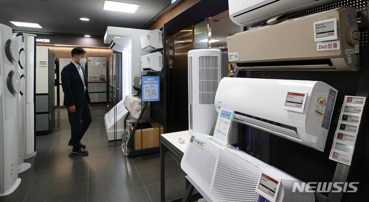 푹푹찌는 더위에 에어컨 가동↑…체온 떨어지면 살찐다?