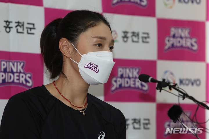 [홍천=뉴시스] 김경목 기자 = 8일 오후 배구선수 김연경(흥국생명)이 강원 홍천군 홍천군체육회 회의실에서 기자회견을 하고 있다. 2022.07.08. photo31@newsis.com