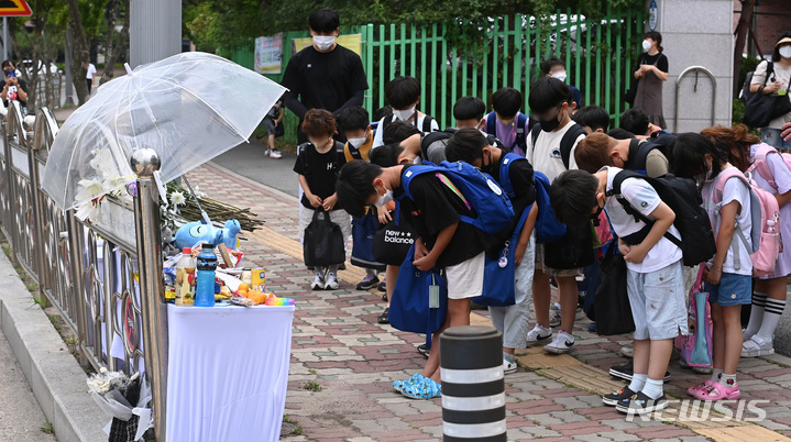 [평택=뉴시스] 김종택기자 = 지난달 7일 경기도 평택시 청북읍의 한 초등학교 앞 횡단보도에서 초등학생들이 굴삭기에 치여 1명이 다치고 1명이 숨진 사고가 발생한 가운데 같은달 8일 오후 사고 현장에 시민과 학생들의 추모 발길이 이어지고 있다. 2022.07.08. jtk@newsis.com