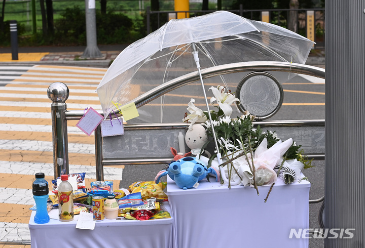 [평택=뉴시스] 김종택기자 = 지난 7일 경기도 평택시 청북읍의 한 초등학교 앞 횡단보도에서 초등학생들이 굴삭기에 치여 1명이 다치고 1명이 숨진 사고가 발생한 가운데 8일 오후 사고 현장에 추모물품들이 놓여져 있다. 2022.07.08. jtk@newsis.com
