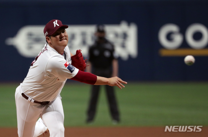 [서울=뉴시스] 고승민 기자 = 8일 서울 고척스카이돔에서 열린 2022 KBO 리그 NC 다이노스 대 키움 히어로즈 경기, 1회초 NC 공격 키움 선발투수 한현희가 역투하고 있다. 2022.07.08. kkssmm99@newsis.com