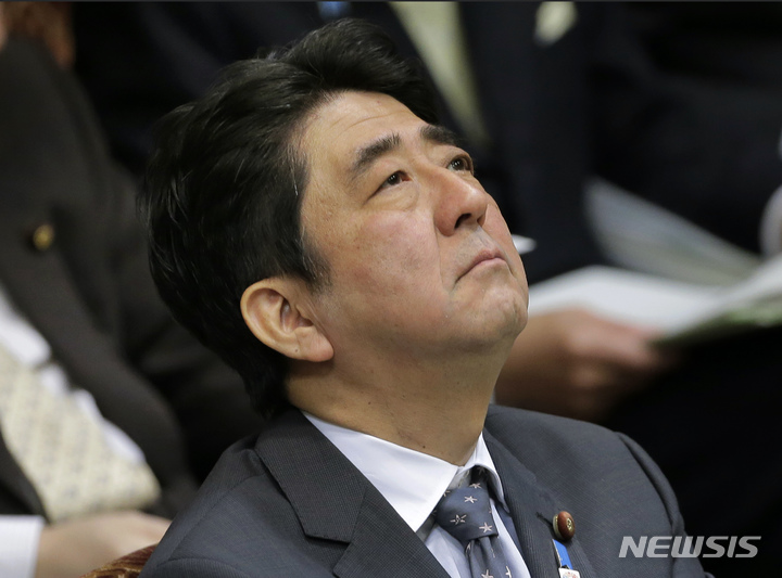 [도쿄=AP/뉴시스]아베 신조 전 일본 총리. 2023.02.15.