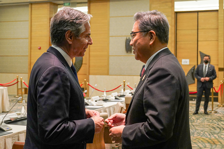 [서울=뉴시스] 조성우 기자 = 인도네시아 발리에서 열린 주요 20개국(G20) 외교장관회의에 참석 중인 박진 외교부 장관이 지난 7월 8일(현지시간) 한미일 외교장관회담 후 토니 블링컨 미국 국무장관과 대화를 나누고 있다. (사진=외교부 제공) 2022.09.15. photo@newsis.com *재판매 및 DB 금지