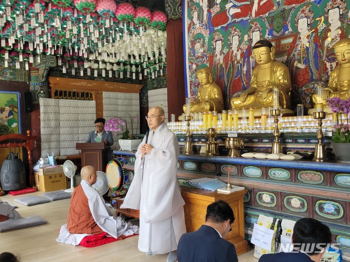 [포항=뉴시스] 강진구 기자 = 경북 포항불자기자연합회는 9일 오후 대한불교조계종 내연산 보경사에서 창립법회를 봉행했다.사진은 법어 하는 탄원 보경사 주지스님.2022.07.09.dr.kang@newsis.com