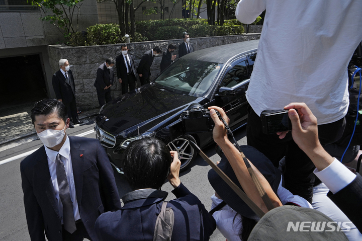 [도쿄(일본)=AP/뉴시스]아베 신조 전&nbsp; 일본 총리의 시신을 실은 것으로 추정되는 차량이 9일 그의 도쿄 자택에 도착하고 있는 모습. 아베 전 총리는 전날 오전 나라시에서 가두 연설을 하던 도중 총격을 받고 병원에 옮겨졌으나, 사망했다. 2022.07.09.