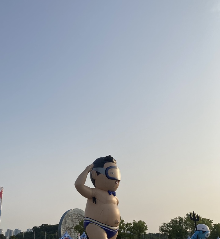 [인천=뉴시스] 9일 오후 '싸이 흠뻑쇼'가 열린 인천 아시아드 주경기장 입구 앞에 세워진 싸이 풍선 인형. 2022.07.09. photo@newsis.com *재판매 및 DB 금지