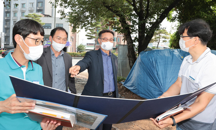 전남 구례군 유영광 부군수와 공무원들이 홍수피해를 막기 위해 서시천 일대를 현장점검 하고 있다. *재판매 및 DB 금지