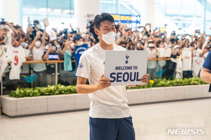 [서울=뉴시스]깜짝 마중 나온 손흥민. (사진=팀트웰브 제공)