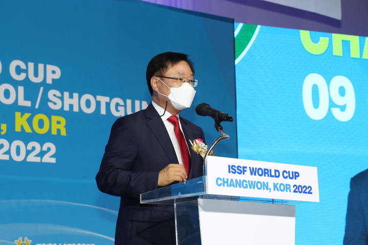 [창원=뉴시스] 강경국 기자 = 10일 오후 경남 창원특례시 그랜드 머큐어 앰배서더 창원호텔에서 2022 ISSF 창원 월드컵 국제사격대회 개회식이 열린 가운데 홍남표 창원특례시장이 환영 인사를 하고 있다. (사진=창원시청 제공). 2022.07.10. photo@newsis.com *재판매 및 DB 금지