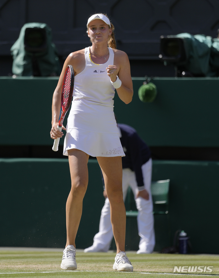 [윔블던=AP/뉴시스] 카자흐스탄의 엘레나 리바키나가 9일(현지시간) 런던에서 열린 윔블던 테니스 선수권 대회 여자 단식 결승에서 튀니지의 온스 자부르를 꺾고 있다. 2022.07.10. 