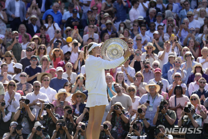 [윔블던=AP/뉴시스] 카자흐스탄의 엘레나 리바키나가 9일(현지시간) 런던에서 열린 윔블던 테니스 선수권 대회 여자 단식 결승에서 튀니지의 온스 자부르를 꺾고 우승한 후 트로피에 키스하고 있다. 2022.07.10. 