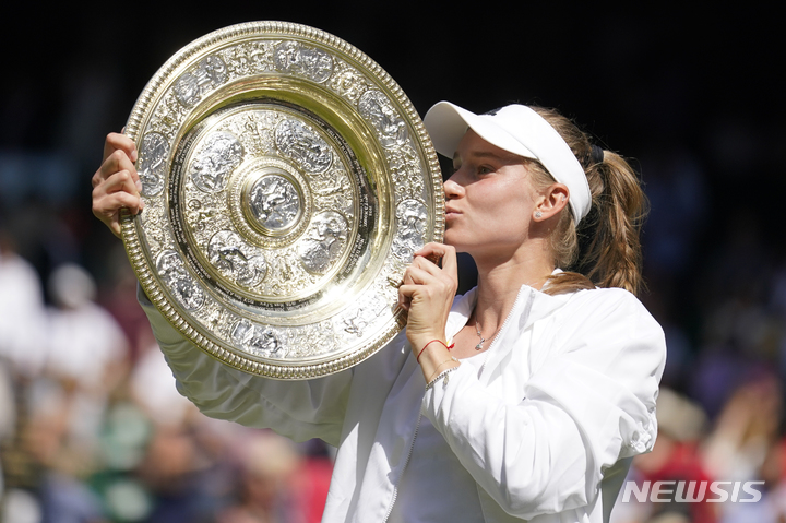 [윔블던=AP/뉴시스] 카자흐스탄의 엘레나 리바키나가 9(현지시간) 런던에서 열린 윔블던 테니스 선수권 대회 13일차 여자 단식 결승에서 튀니지의 온스 자부르를 꺾고 우승한 후 트로피에 키스하고 있다. 2022.07.10.