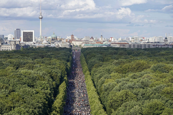 [베를린=AP/뉴시스] 2022년 9월 독일 베를린에서 열린 테크노 퍼레이드 '레이브 더 플래닛' 현장.