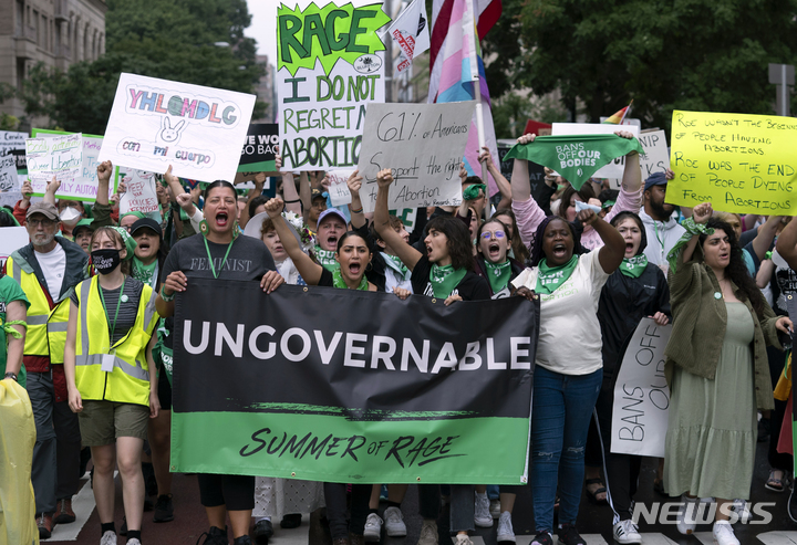 [워싱턴=AP/뉴시스] 지난해 7월9일(현지시간) 미국 워싱턴에서 낙태권리를 요구하는 여성들이 낙태권을 보호하고 행동하도록 바이든 행정부를 압박하기 위해 백악관을 향해 행진하고 있다. 
