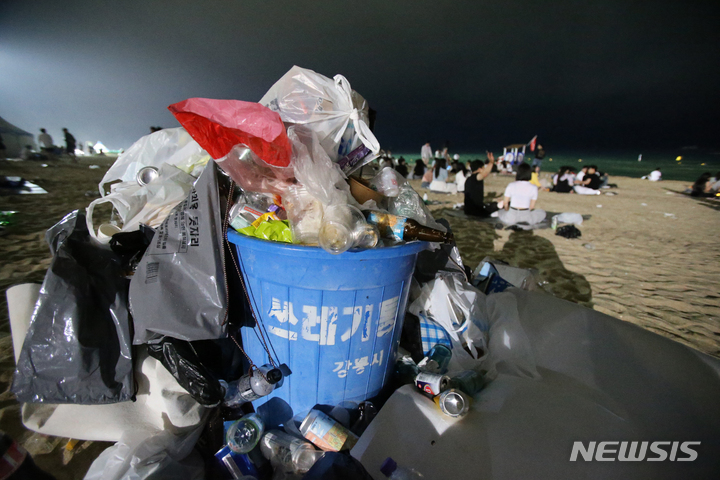 [강릉=뉴시스] 김경목 기자 = 10일 새벽 강원 강릉시 경포해수욕장에 설치된 쓰레기통이 감당하지 못할 쓰레기양에 쓰레기를 토해 내는 듯하다. 2022.07.10. photo31@newsis.com