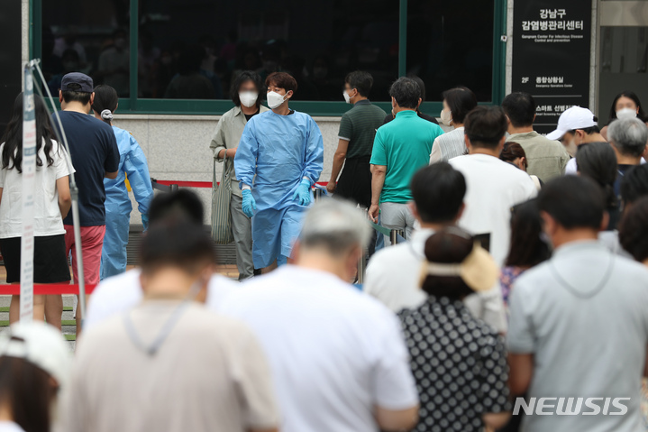 [서울=뉴시스] 백동현 기자 = 코로나19 신규 확진자가 2만410명으로 집계된 10일 오전 서울 강남구보건소 선별진료소에서 시민들이 검사를 받기 위해 대기하고 있다. 2022.07.10. livertrent@newsis.com