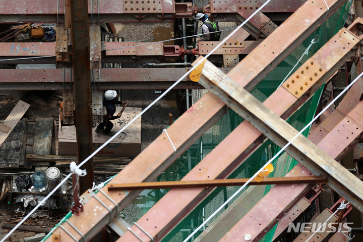 [서울=뉴시스] 백동현 기자 = 10일 오전 서울 시내 한 공사현장에서 노동자가 작업하고 있다. 2022.07.10. livertrent@newsis.com
