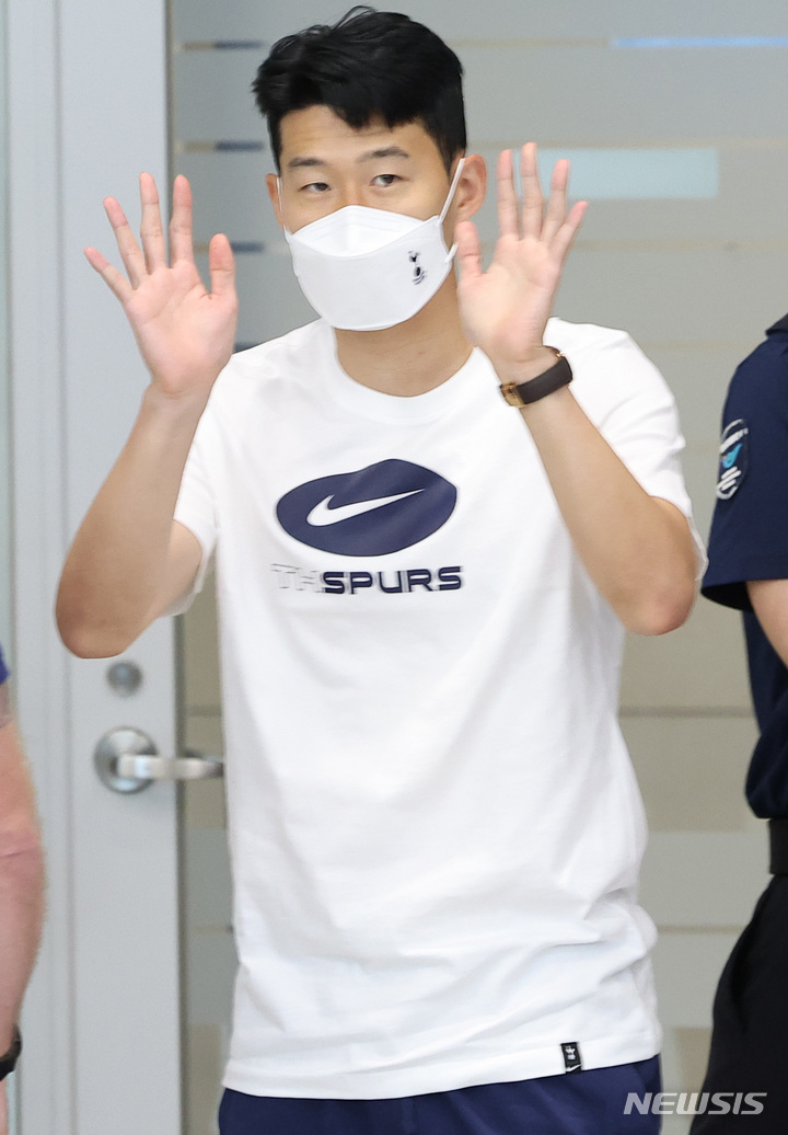 [인천공항=뉴시스] 조수정 기자 = 프리 시즌 투어를 위해 입국하는 토트넘 동료들을 마중 나온 손흥민이 10일 오후 인천국제공항 제2터미널 입국장에서 팬들을 향해 손을 흔들고 있다.&nbsp; (공동취재사진)2022.07.10. chocrystal@newsis.com