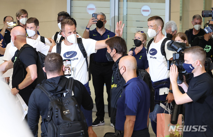 [인천공항=뉴시스] 조수정 기자 = 잉글랜드 프리미어리그 토트넘의 해리 케인을 비롯한 선수들이 10일 오후 프리 시즌 투어를 위해 인천국제공항 제2터미널을 통해 입국하며 팬들을 향해 손을 흔들고 있다. (공동취재사진)2022.07.10. chocrystal@newsis.com