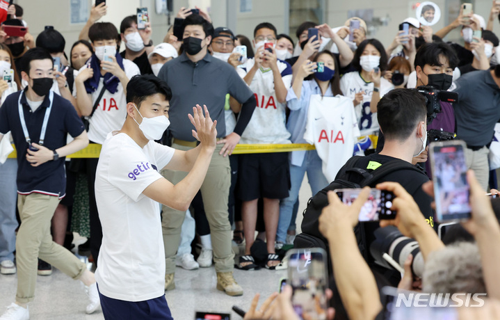 [인천공항=뉴시스] 조수정 기자 = 프리 시즌 투어를 위해 입국하는 토트넘 동료들을 마중 나온 손흥민이 10일 오후 인천국제공항 제2터미널 입국장에서 팬들을 향해 손을 흔들고 있다.&nbsp; (공동취재사진)2022.07.10. chocrystal@newsis.com