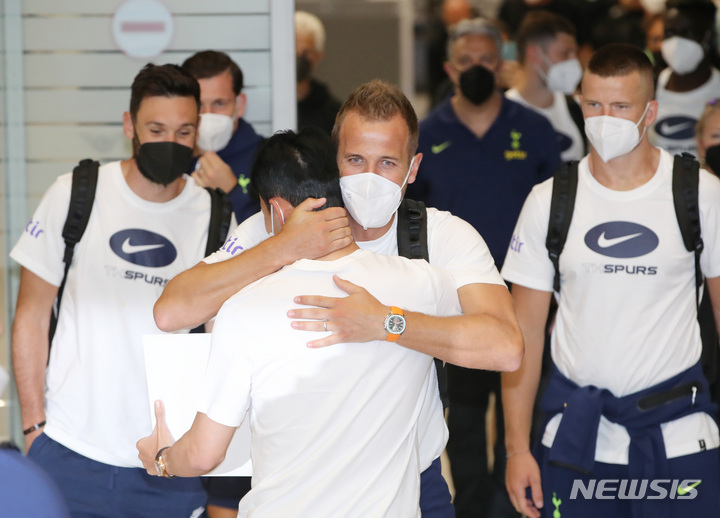 [인천공항=뉴시스] 조수정 기자 = 잉글랜드 프리미어리그 토트넘 해리 케인이 10일 인천국제공항 제2터미널을 통해 입국해 마중 나온 손흥민과 포옹을 하고 있다. (공동취재사진) 2022.07.10. photo@newsis.com