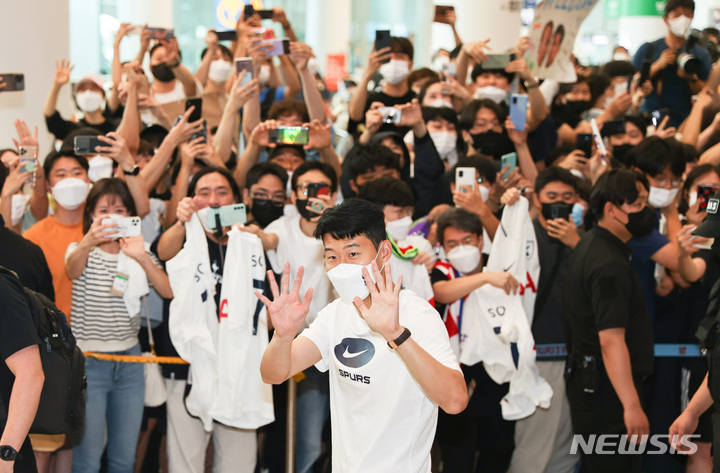 [인천공항=뉴시스] 조수정 기자 = 잉글랜드 프리미어리그 토트넘의 손흥민이 10일 인천국제공항 제2터미널에서 프리시즌 경기를 위해 입국 하는 토트넘 동료들을 기다리며 팬들에게 인사를 하고 있다. (공동취재사진) 2022.07.10. photo@newsis.com
