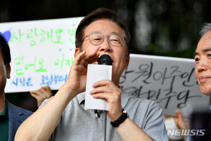 [광주=뉴시스] 이영주 기자 =  이재명 더불어민주당 의원이 10일 광주 서구 무각사에서 열린 '이재명과 위로걸음' 만남에서 지지자들을 향해 발언하고 있다. 2022.07.10. leeyj2578@newsis.com