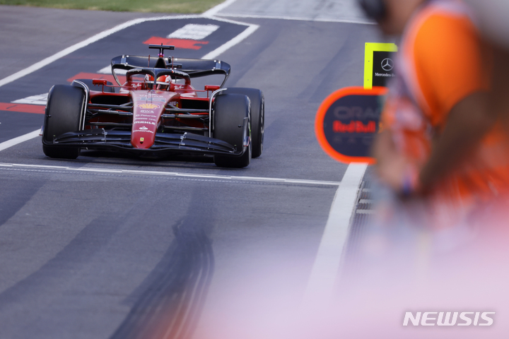 [스필베르크=AP/뉴시스]오스트리아 스필베르크 서킷에서 2022 오스트리아 F1 그랑프리가 열린 가운데 페라리 드라이버 찰스 르클레르가 지난 10일(현지 시간) 피트라인에서 자신의 차를 운전하고 있다. 2022.07.10.