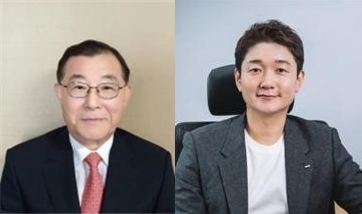 [세종=뉴시스]김상균 서울대 명예교수(왼쪽)와 조영태 서울대 보건대학원 교수가 11일 제11회 인구의 날을 맞아 정부로부터 근정훈장과 근정포장을 받았다. (사진=보건복지부 제공) 2022.07.11. photo@newsis.com *재판매 및 DB 금지