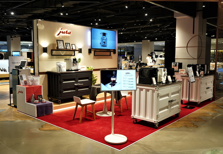 [서울=뉴시스] 유라 신세계백화점 강남점 팝업 스토어 전경. (사진=유라 제공) 2022.07.11. photo@newsis.com *재판매 및 DB 금지