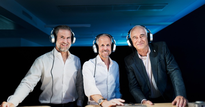 [서울=뉴시스]독일 오디오 업체 젠하이저가 고해상도 디지털 오디오 녹음 시스템 제조업체인 스위스의 '머징 테크놀로지(Merging Technologies)'의 지분 전량을 인수했다. 왼쪽부터 노이만의 CEO 랄프 오웰(Ralf Oehl), 젠하이저 그룹의 공동 CEO 안드레아스 젠하이저(Andreas Sennheiser), 머징 테크놀로지의 CEO 클로드 셀리에(Claude Cellier). (사진 = 젠하이저 제공) 2022.7.11. photo@newsis.com *재판매 및 DB 금지