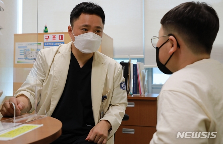 [서울=뉴시스]전문의 1명당 어린이중환자 수는 평균 6.5명(3교대 근무 시 19.5명)으로 인도네시아(평균 3명)에 비해 2배 이상 많은 것으로 나타났다. (사진= 서울성모병원 제공) 2022.07.11