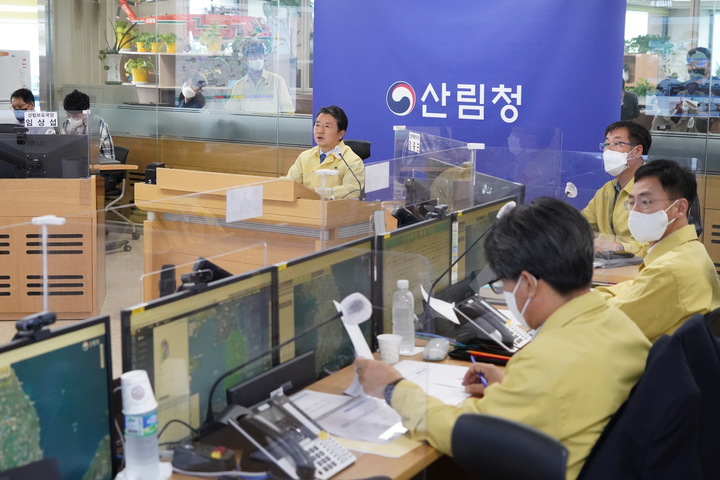 [대전=뉴시스] 11일 남성현 산림청장이 소나무재선충병 관련 전국 관계관 영상회의를 주재하고 있다. *재판매 및 DB 금지