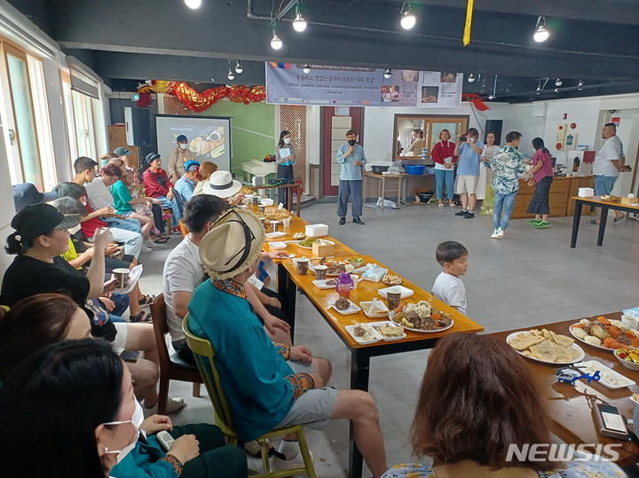 [창원=뉴시스] 홍정명 기자= 지난 10일 경남 창원시 의창구 팔룡동 경상남도외국인주민지원센터에서 경남몽골교민화 주관 '자국음식잔치' 행사가 열리고 있다.(사진=경남외국인주민지원센터 제공) 2022.07.11. photo@newsis.com